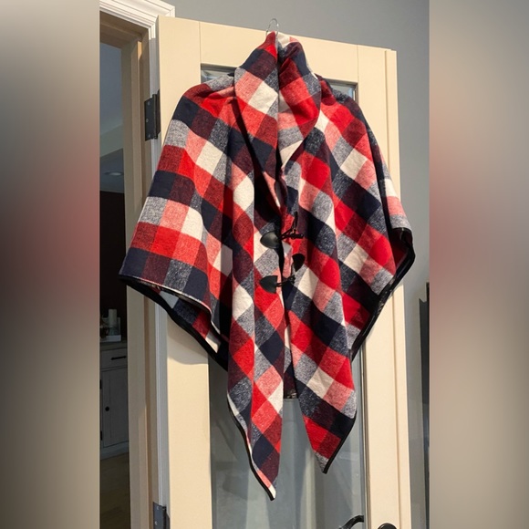 ❤️🍁🍂Plaid Cape with Horn Button Detail - Picture 2 of 3